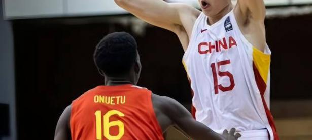 半岛体育登录入口-热火新秀崭露头角，助球队稳住战局