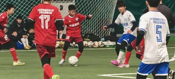 半岛体育app下载-球员们在球场上展现出了顽强拼搏的精神