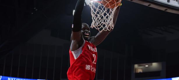 半岛体育网站入口-雄鹿中锋连续受伤，球队应对替补缺失的简单介绍