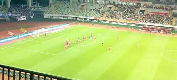 半岛体育视频-观众欢呼雀跃，足球风潮涌动