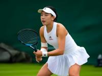 半岛体育亚洲官网-网坛巨星互称王，场面高潮连连球迷情绪高涨