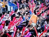 半岛体育直播-关于现场气氛热烈，球迷为自己支持的球队呐喊助威的信息