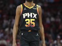 活塞惨遭雄鹿击溃，字母哥再掀高潮的简单介绍