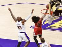 半岛体育平台-公牛击败骑士，终结两连败