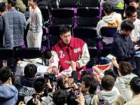 半岛体育平台-篮球名宿在社交媒体上分享了与球迷的互动