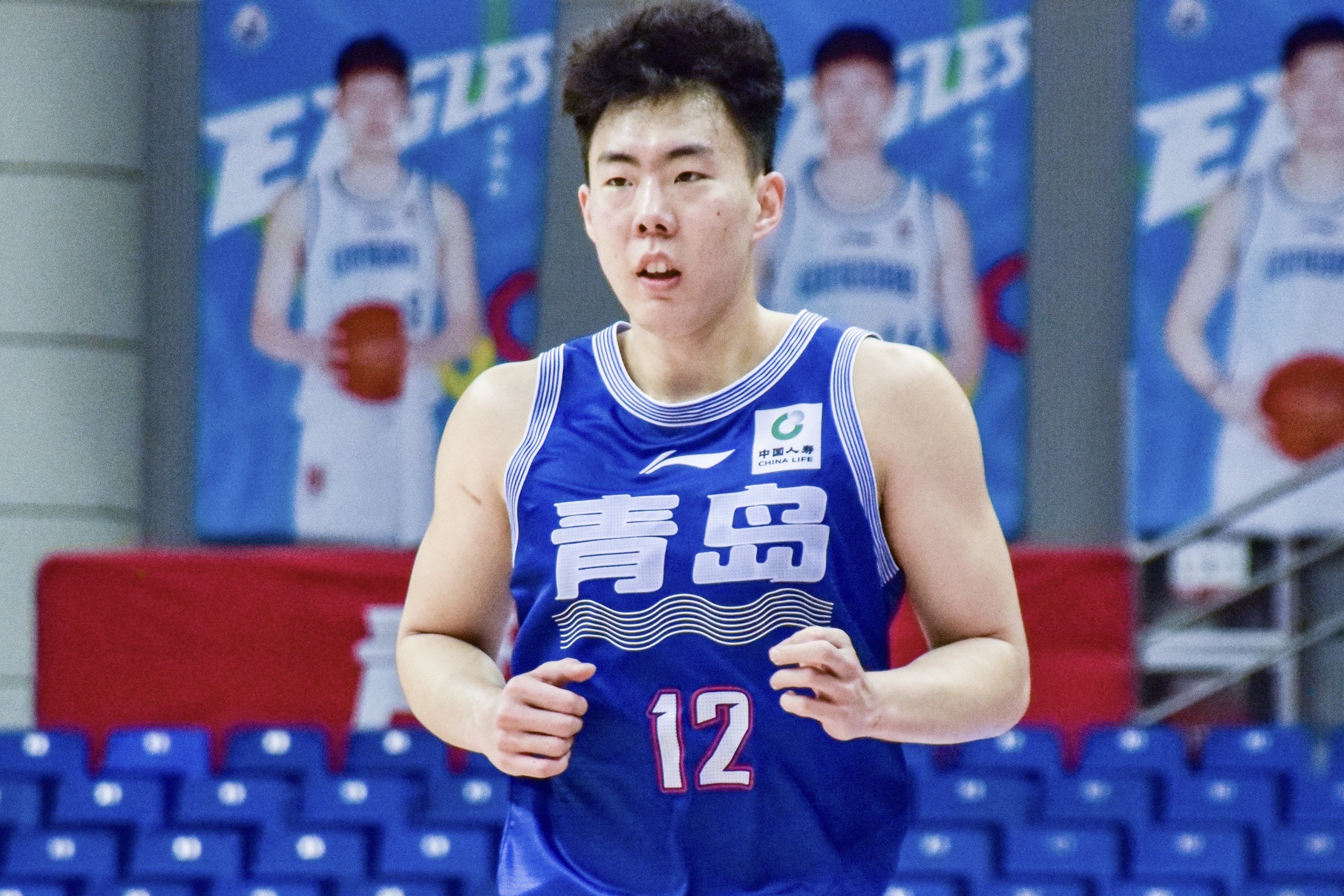 青岛男篮主场胜出，追逐季后赛梦想