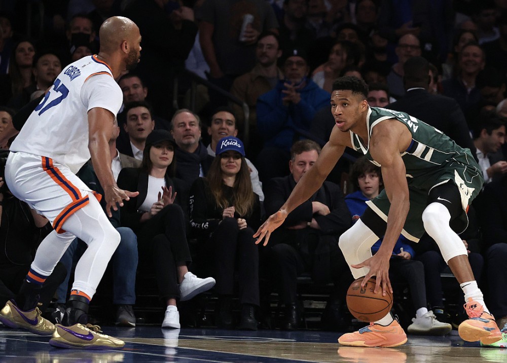 包含青岛雄鹿力克深圳新世纪，迎来三连胜的词条