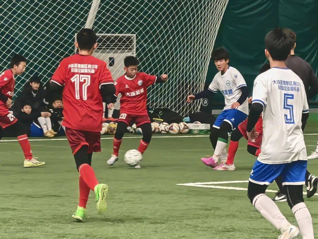 球员们在球场上展现出了顽强拼搏的精神