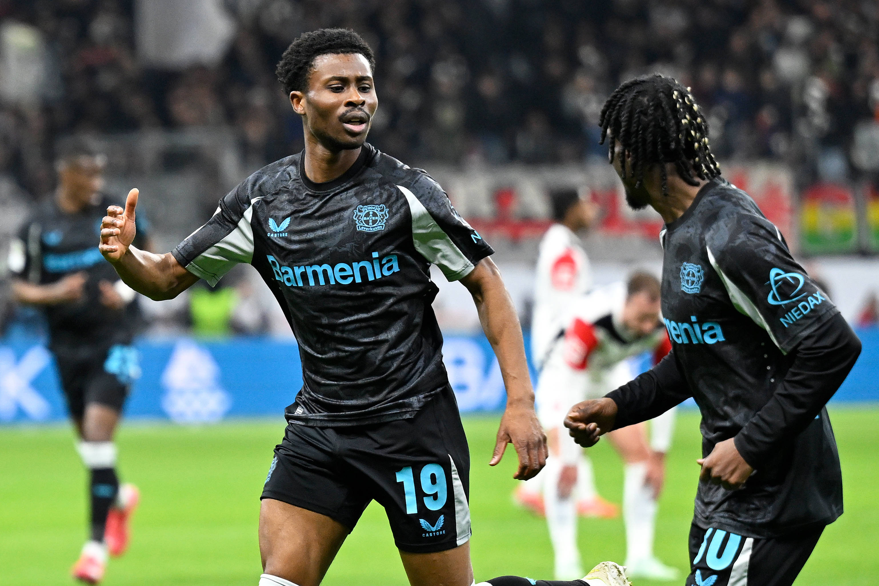 包含勒沃库森客场大破对手，稳居积分榜榜首的词条