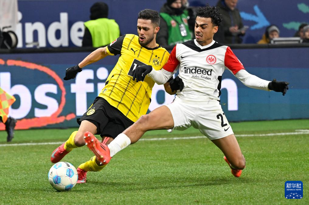 法兰克福球员团结一心，战胜对手进军前线的简单介绍