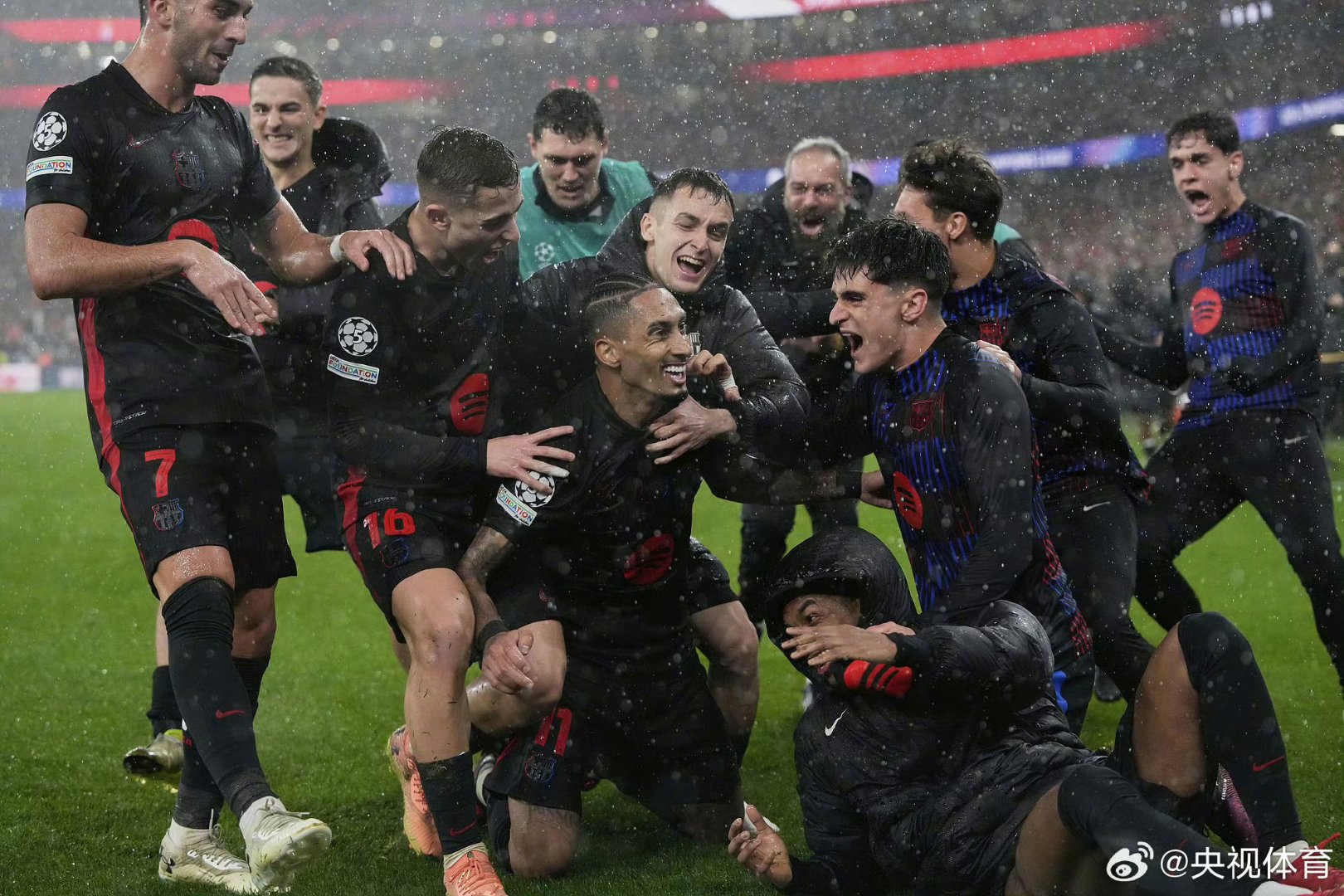 包含甘冈客场击败巴黎圣日耳曼，引发球坛轰动的词条