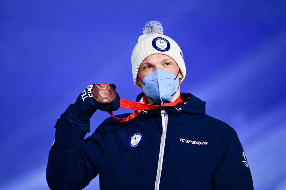 芬兰选手勇夺奖牌，奋力向前冲