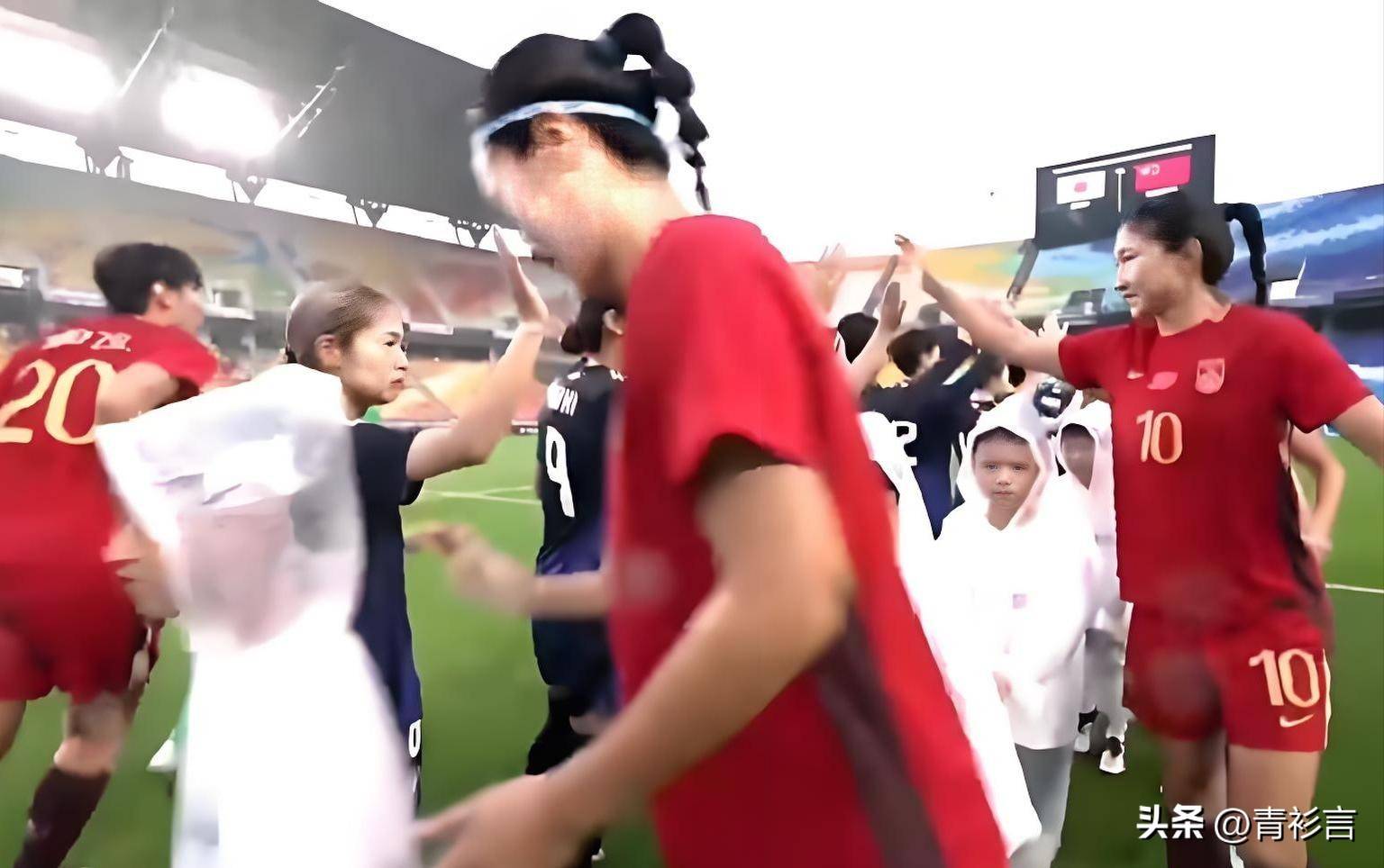 纵情热爱足球，女足队员拼尽全力的简单介绍