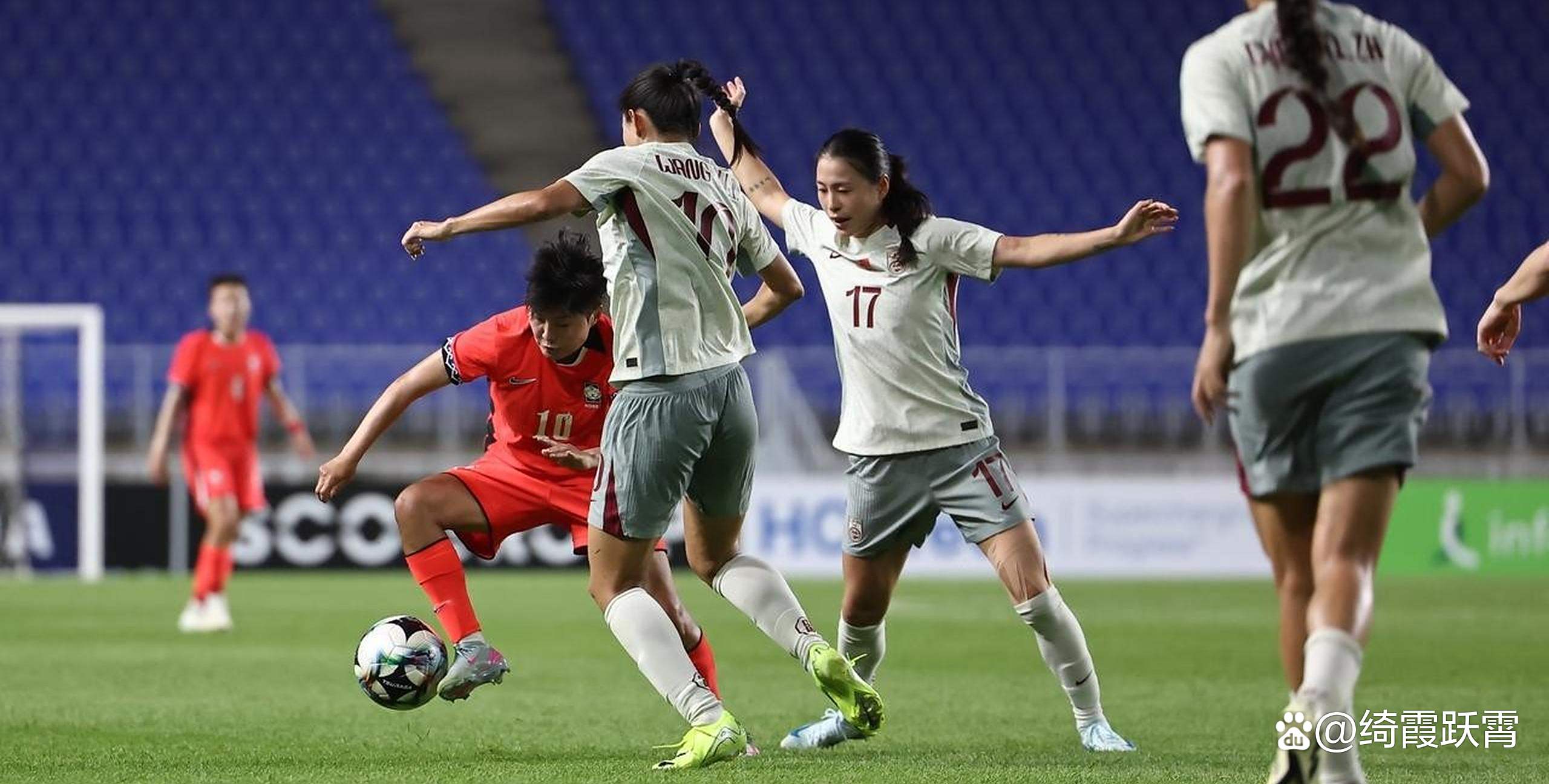 纵情热爱足球，女足队员拼尽全力的简单介绍