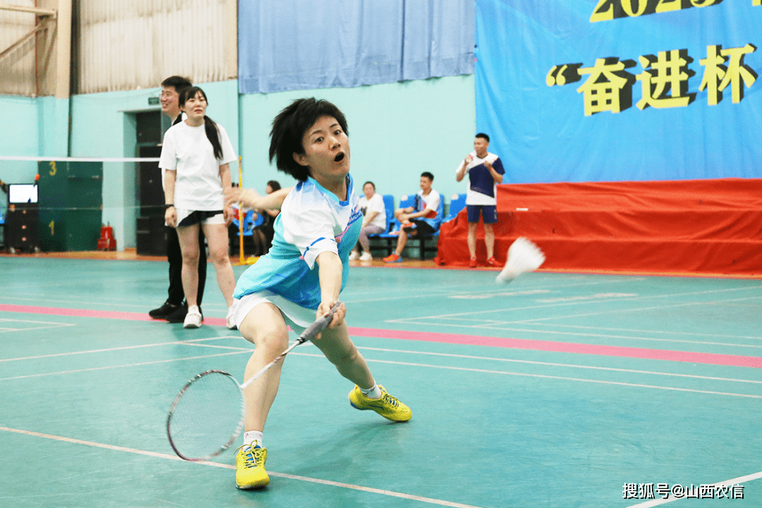 赛事精彩抢眼，球员飒爽英姿博得观众喝彩的简单介绍