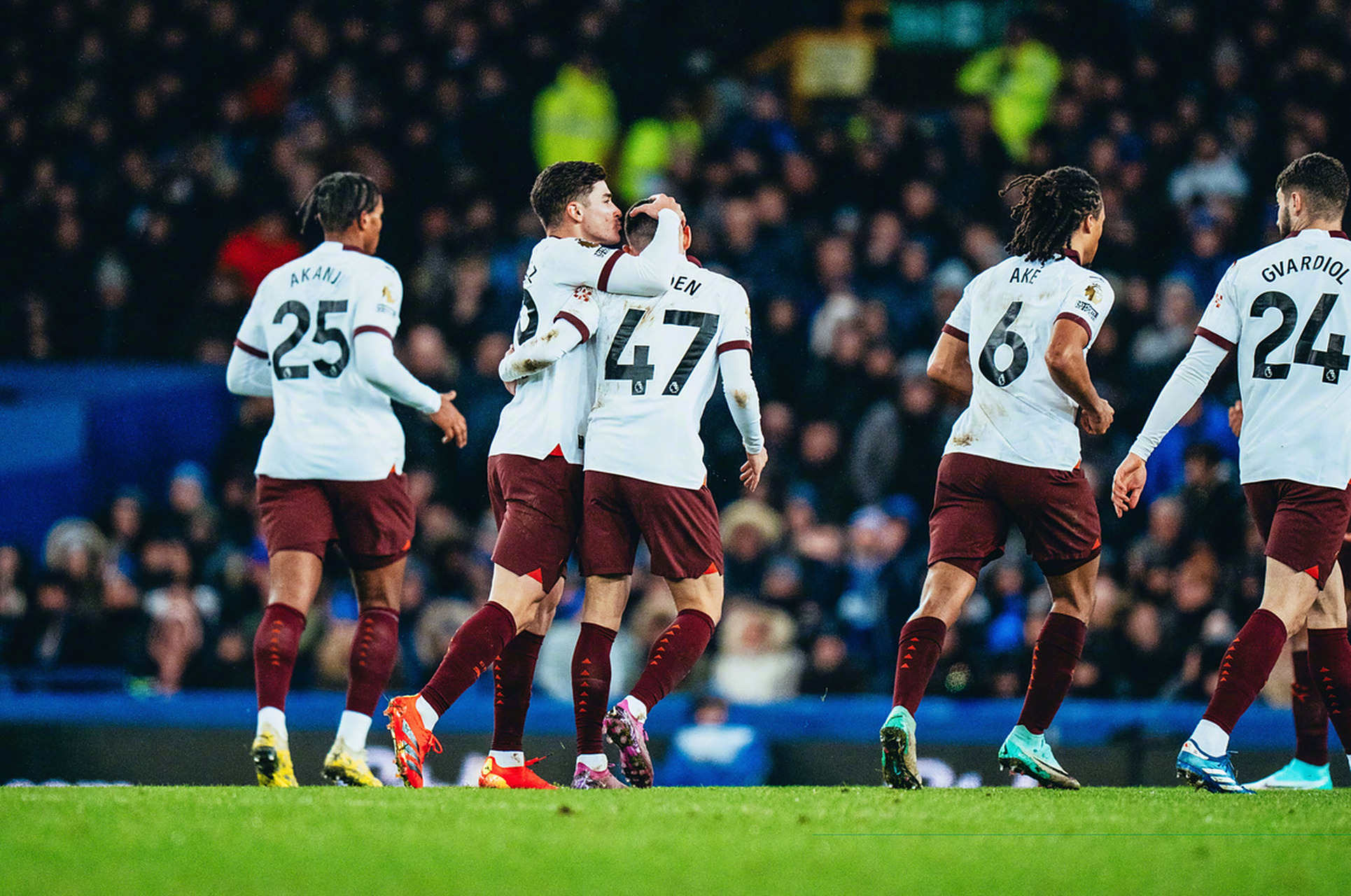 包含曼城豪取客场胜利，阿圭罗轰进帽子戏法的词条