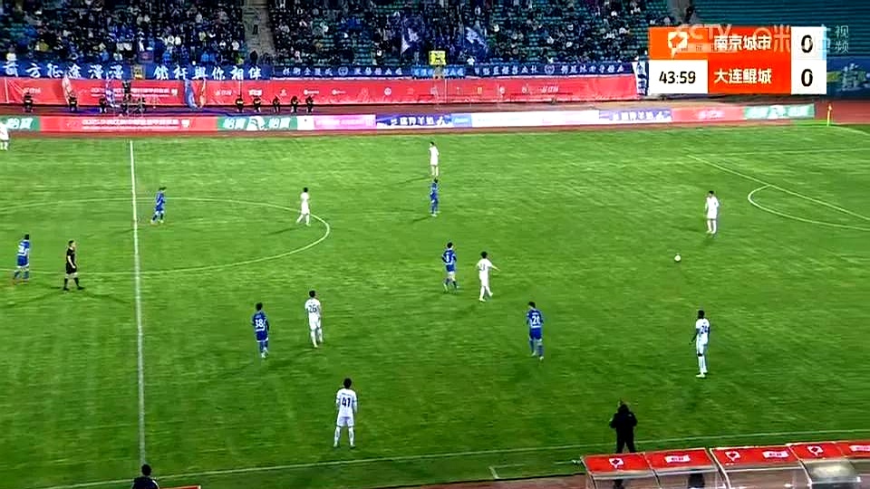 中场核心频繁传球，组织能力成为球队攻势的核心