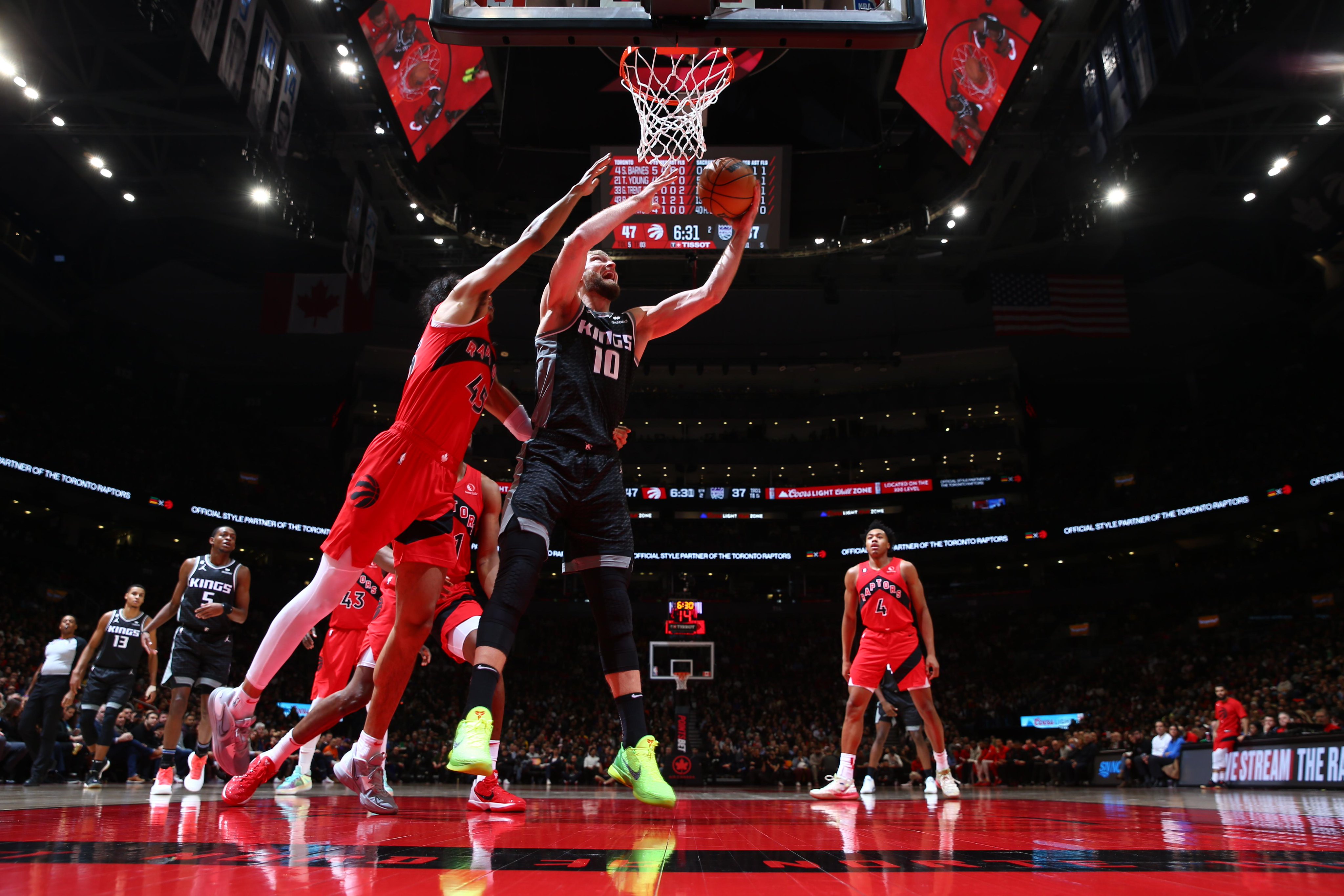 猛龙力克活塞，范弗利特连得分