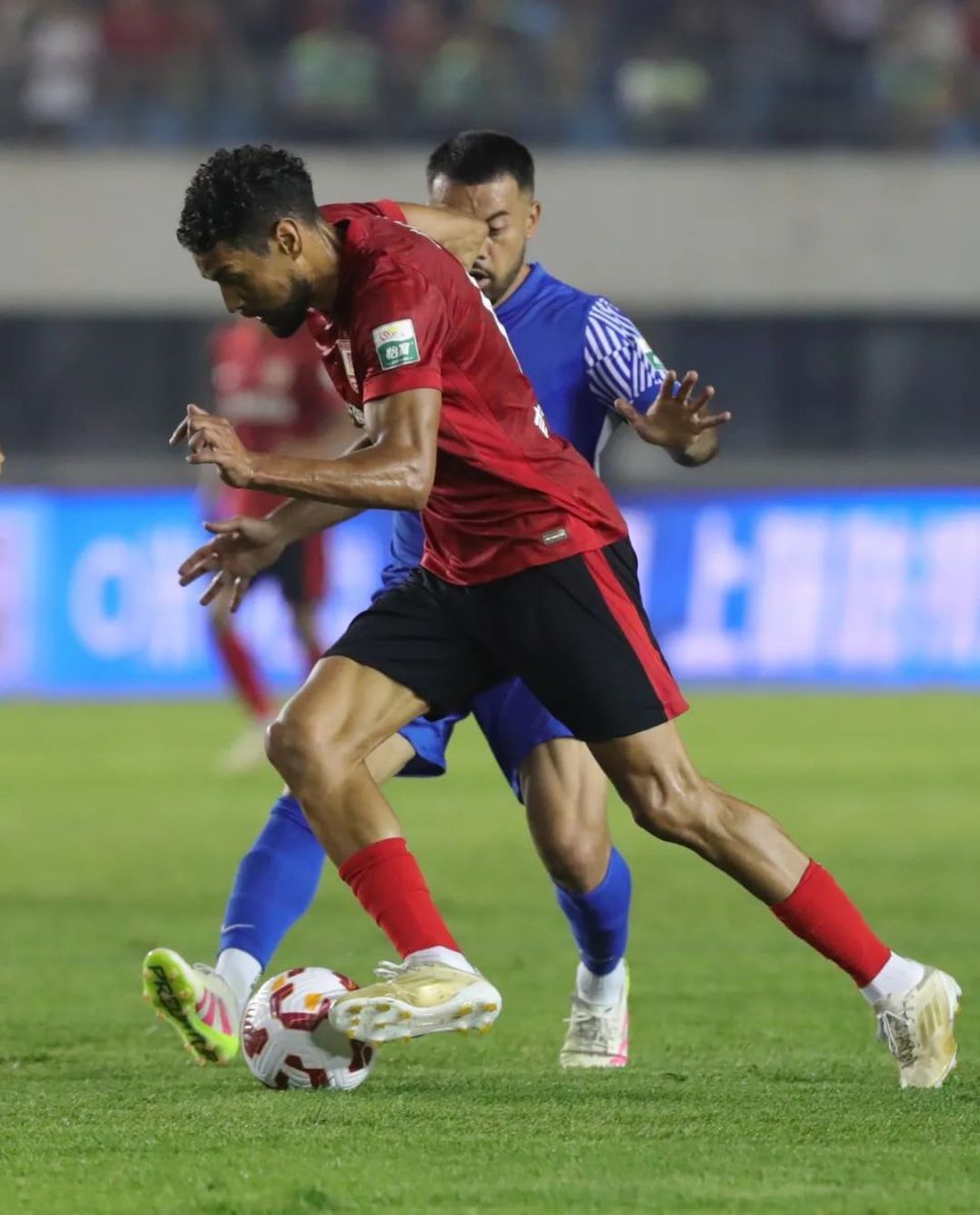 亚泰门将扑出点球，力保主场不败