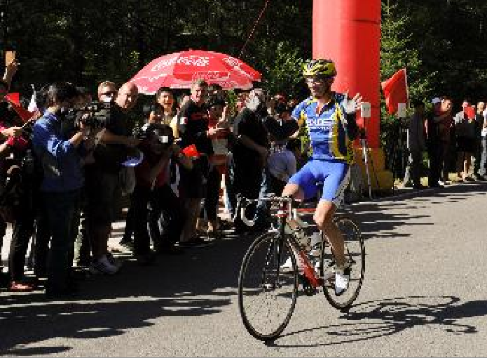 瑞典选手在自行车比赛中超越竞争对手的简单介绍