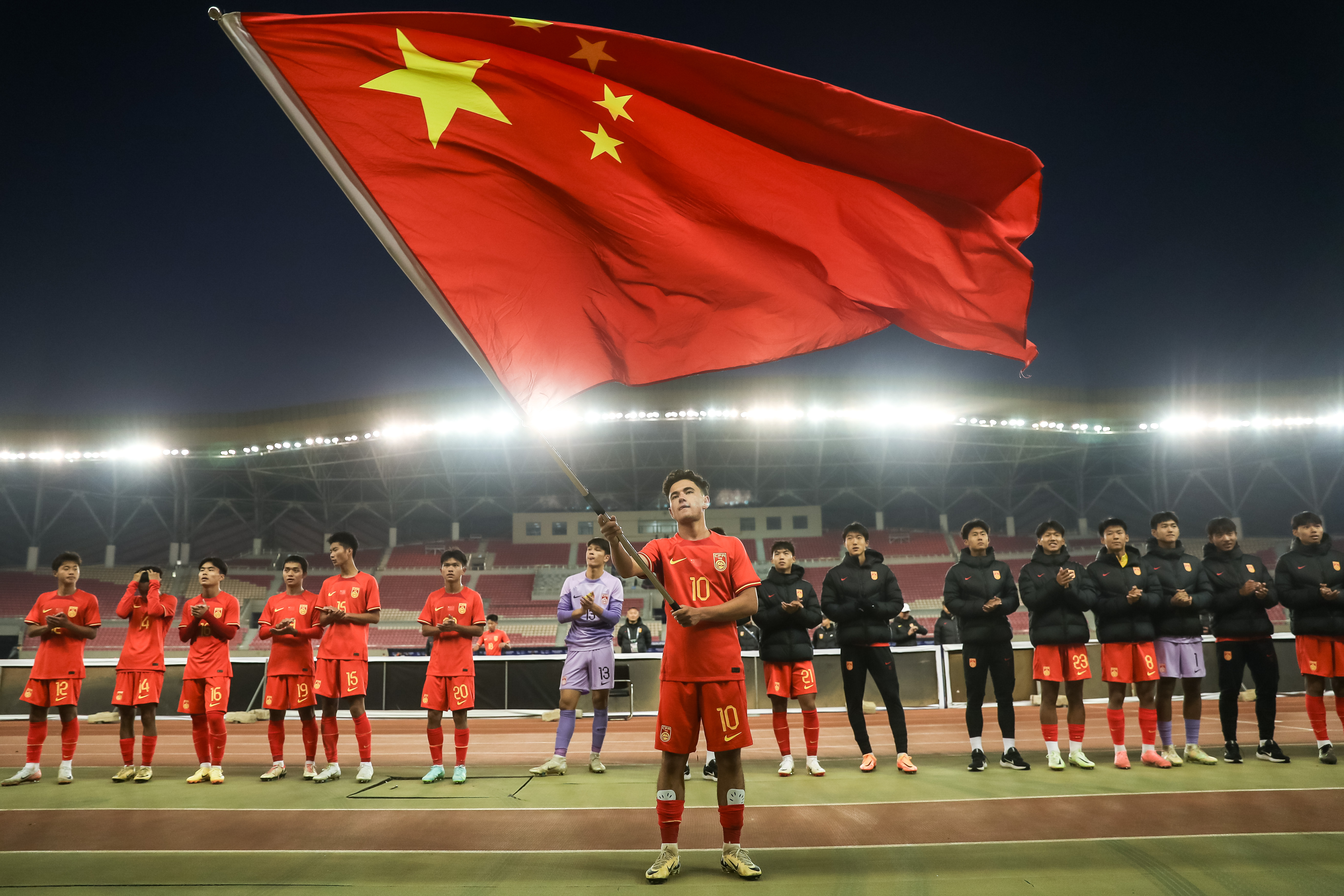 攻守兼备，国家队实现了胜利