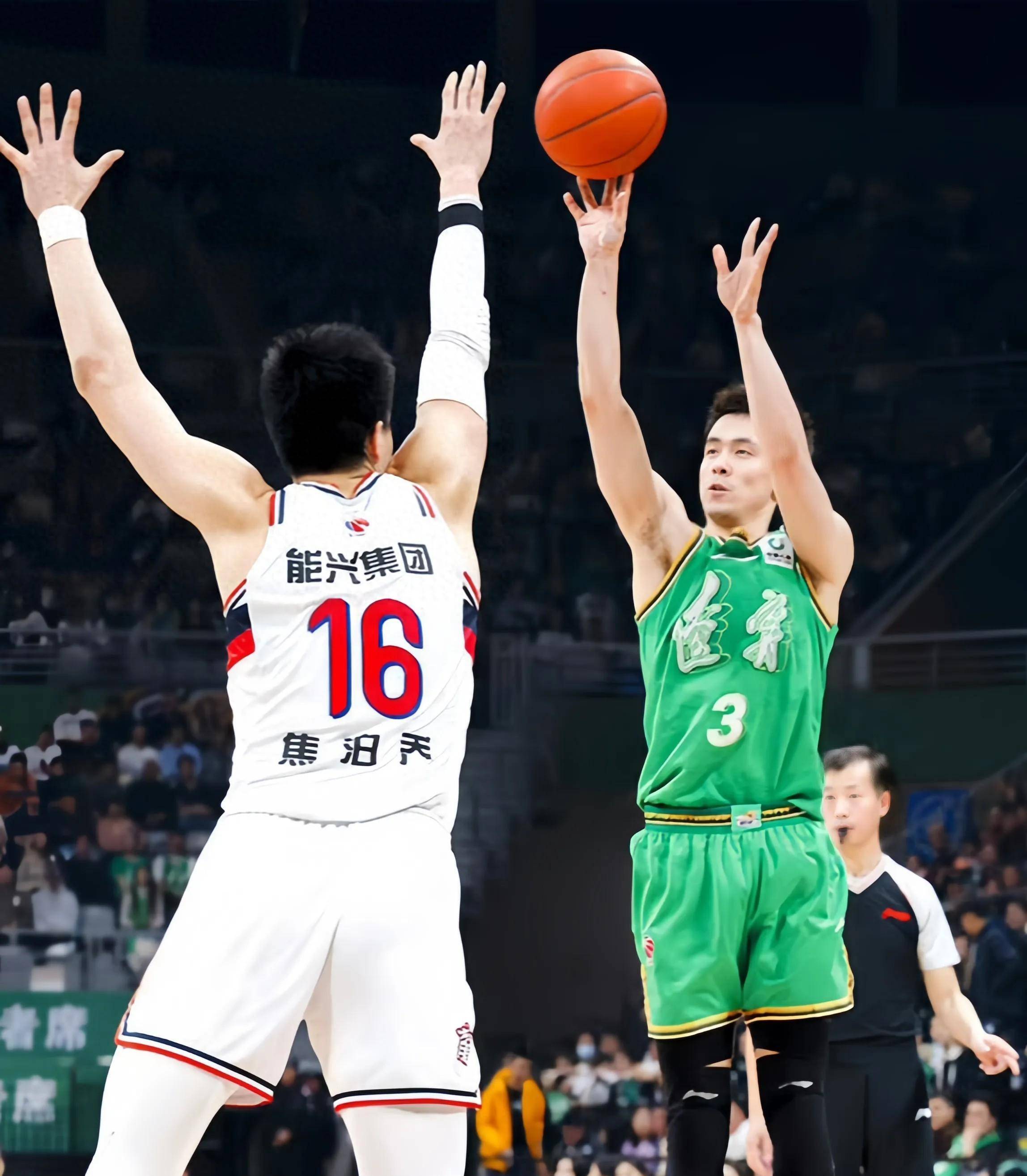 CBA球员秀出绝技，为球迷奉献精彩表现