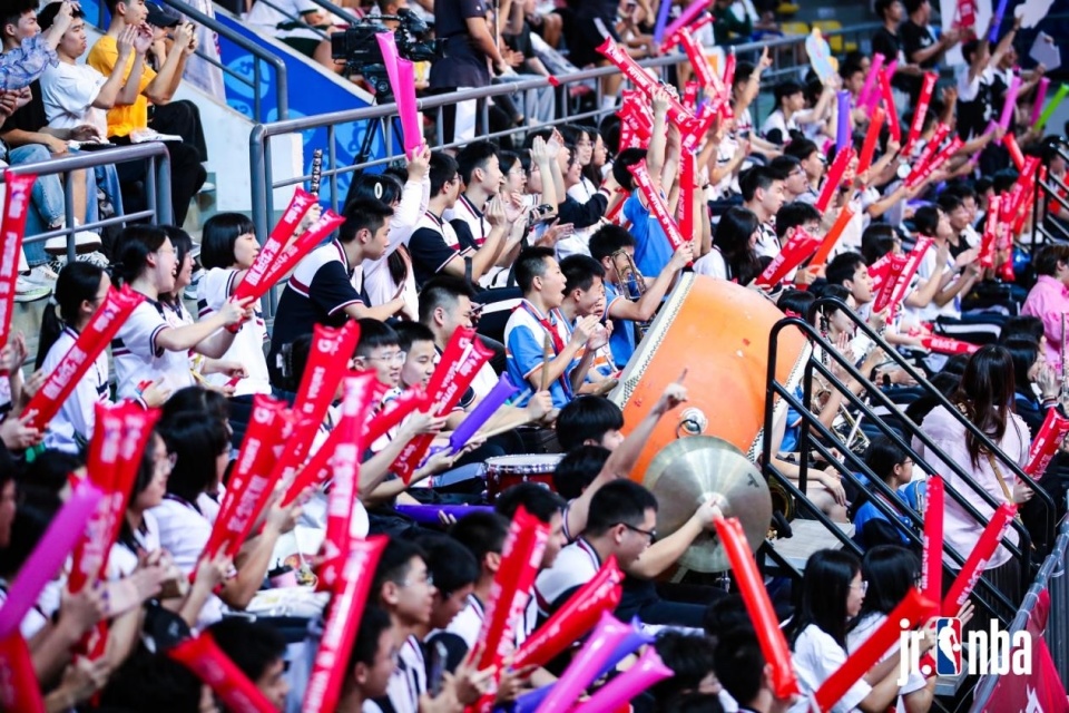 关于现场气氛热烈，球迷为自己支持的球队呐喊助威的信息