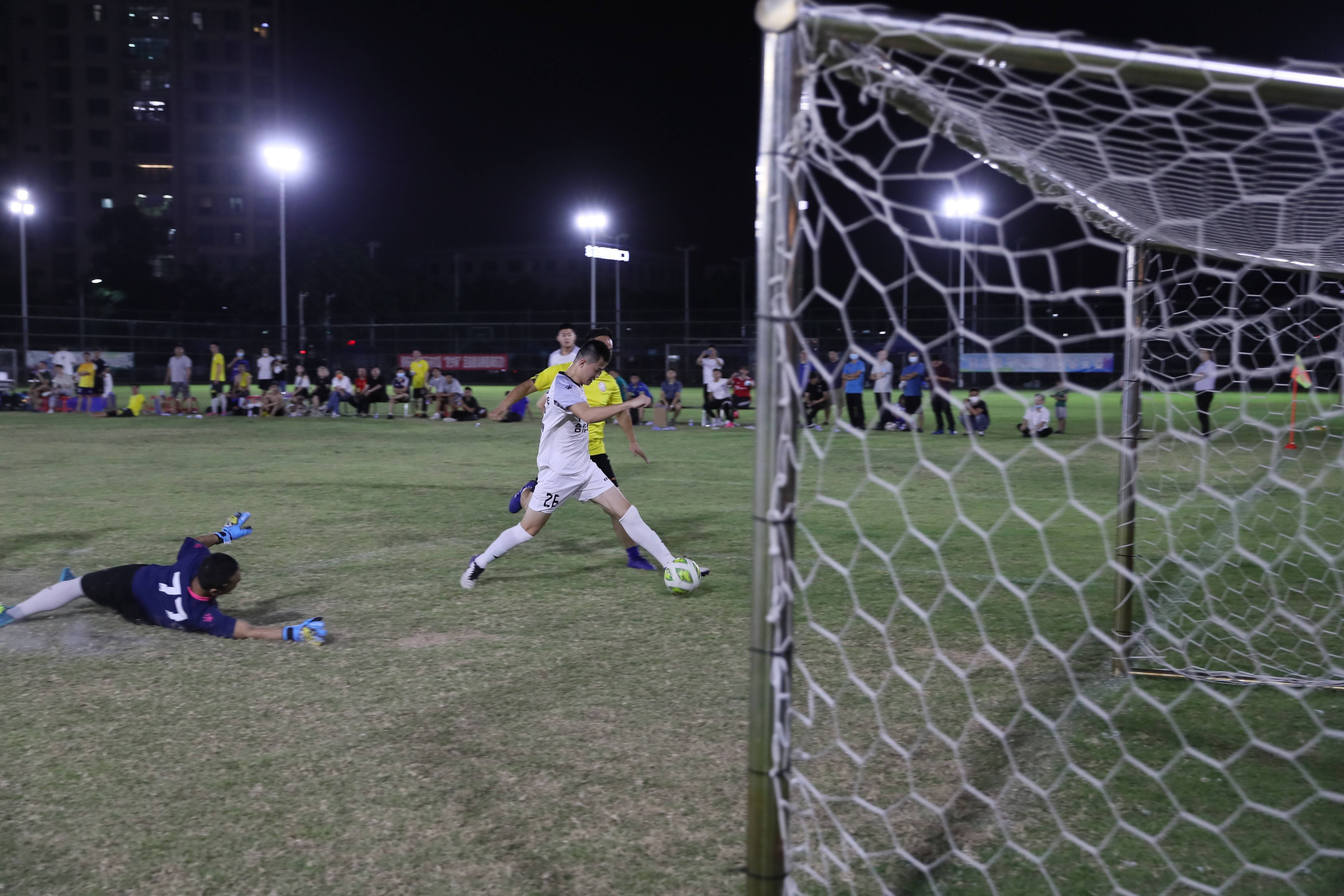 关于红火足球场上的激战令人目不暇接的信息