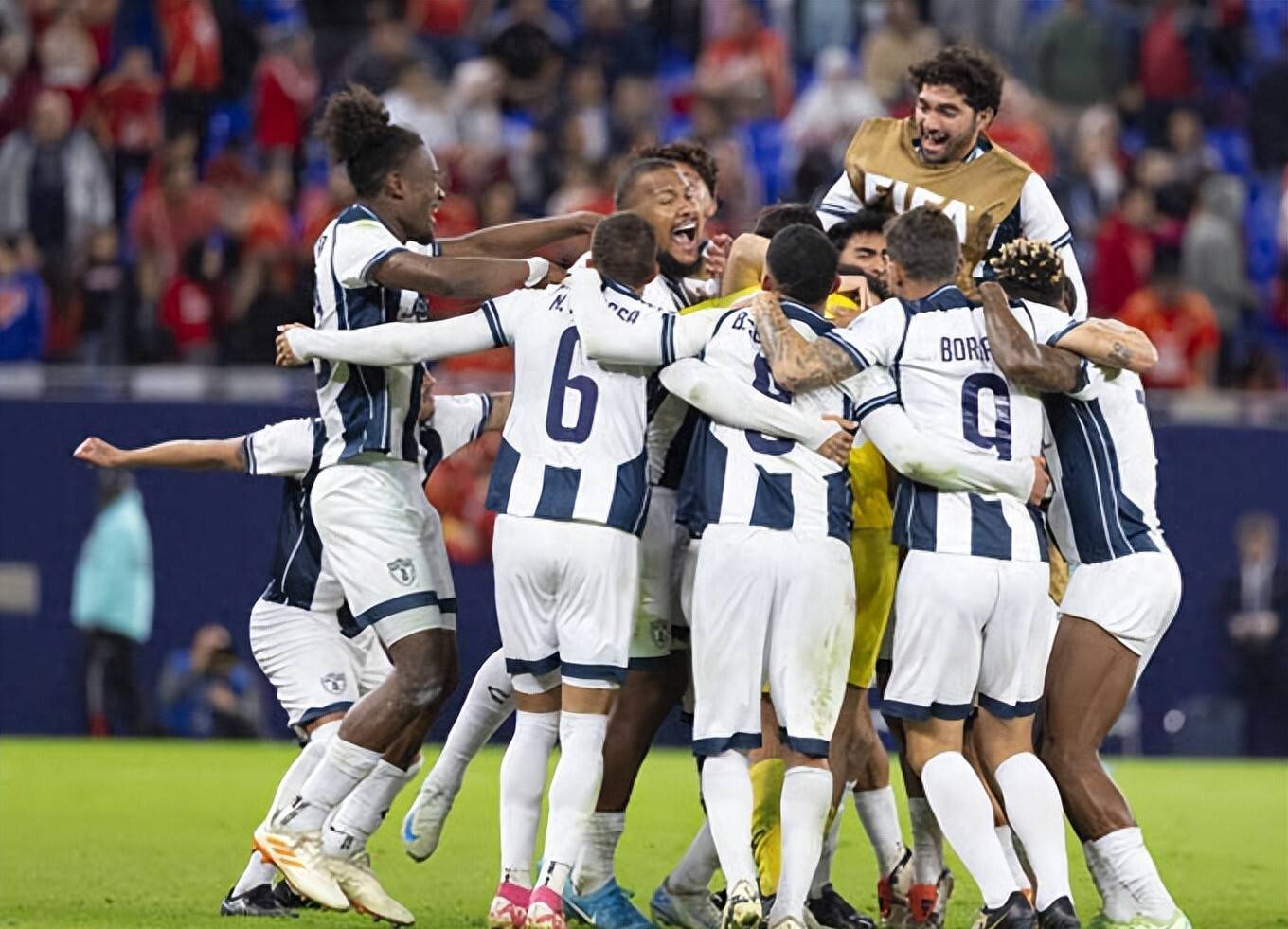 国际足球场上激烈争夺，球员精彩表现