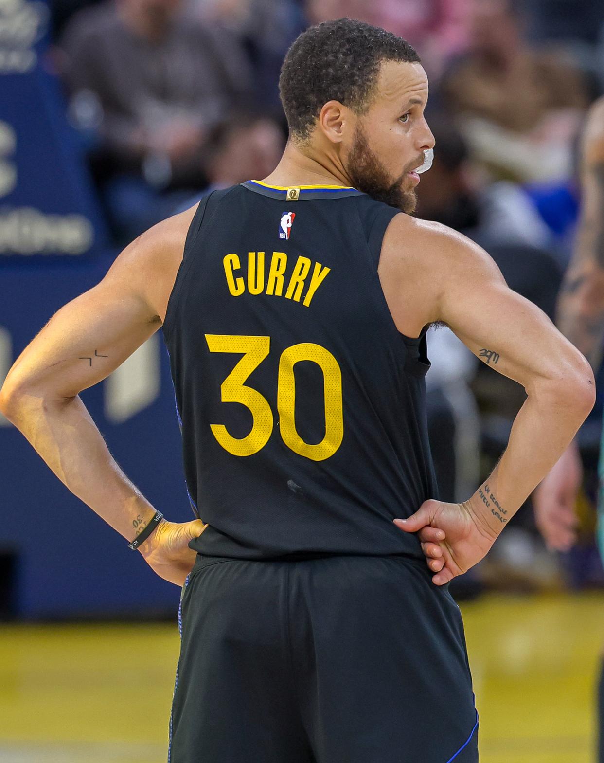 勇士队迎来全胜战绩，击败黄蜂队