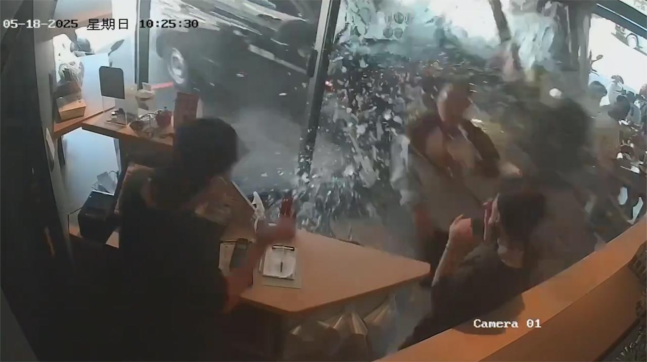 拼抢激烈，比赛现场一片混乱