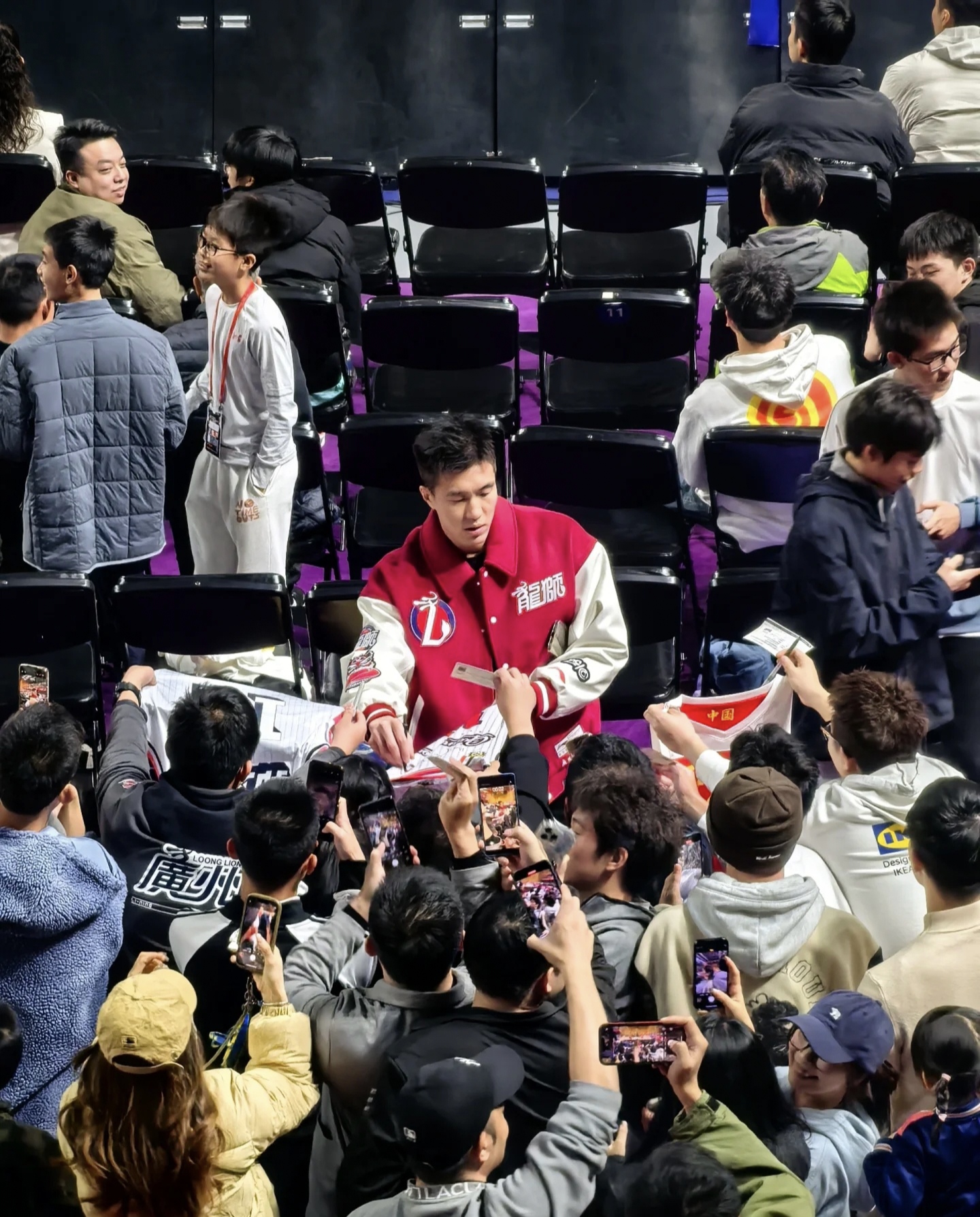 篮球名宿在社交媒体上分享了与球迷的互动